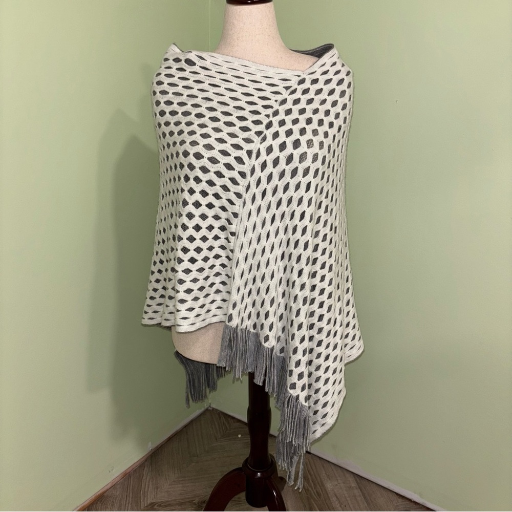 NWT Appraisal Knit Poncho Ivory Grey Fringe Cozy Boho Classic Women’s ONE SIZE